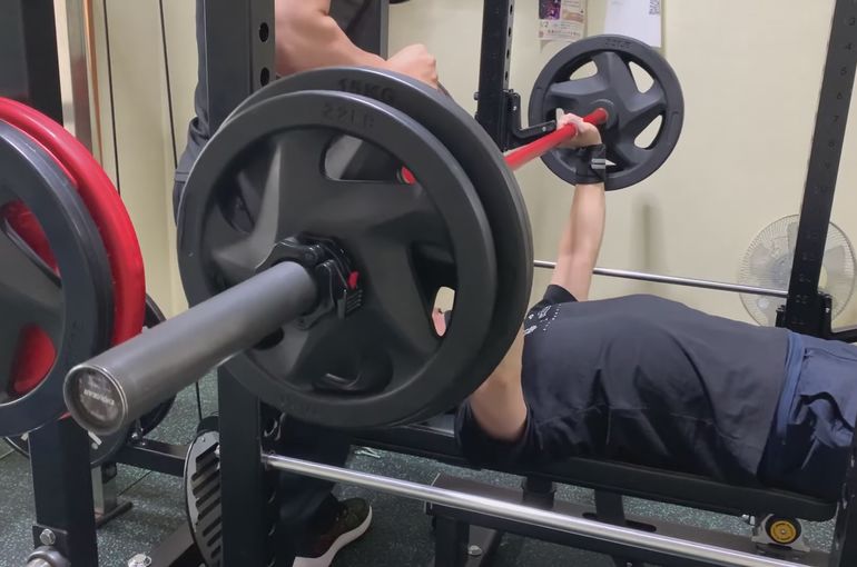 西川口のパーソナルトレーニングジムベンチプレス100㎏コース